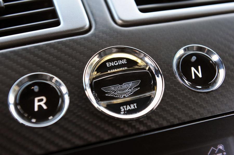 Детали интерьера Aston Martin Rapide S 2013 года  (NA) (фото 30 из 94)